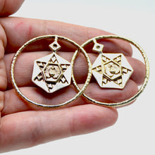 Carica l'immagine nel visualizzatore di Gallery, Orecchini in bronzo a cerchio con ottagono e scarabeo in rilievo