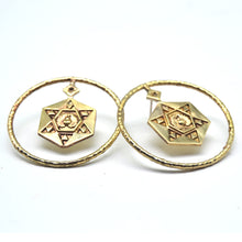 Carica l'immagine nel visualizzatore di Gallery, Orecchini in bronzo a cerchio con ottagono e scarabeo in rilievo